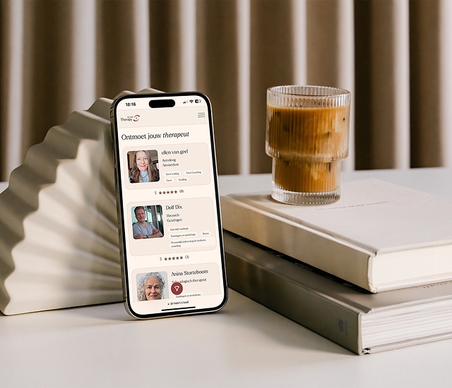 Website van It’s Just Therapy op een telefoon